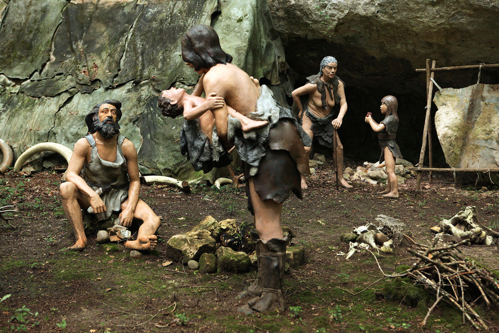 Habitat Cro-Magnon PREHISTO PARC - La Préhistoire comme si vous y étiéz de Neandertal à Cro-Magnon